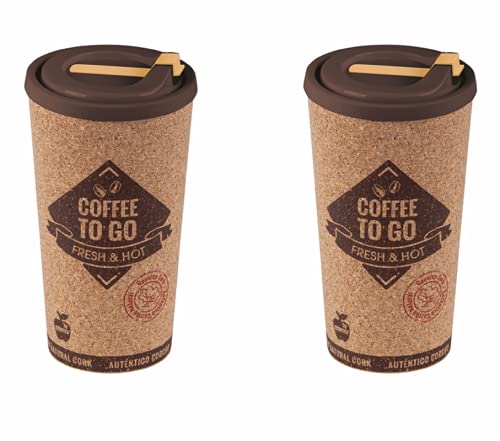 Vaso de café para llevar con tapa apoyada y granos de café alrededor Stock  Photo